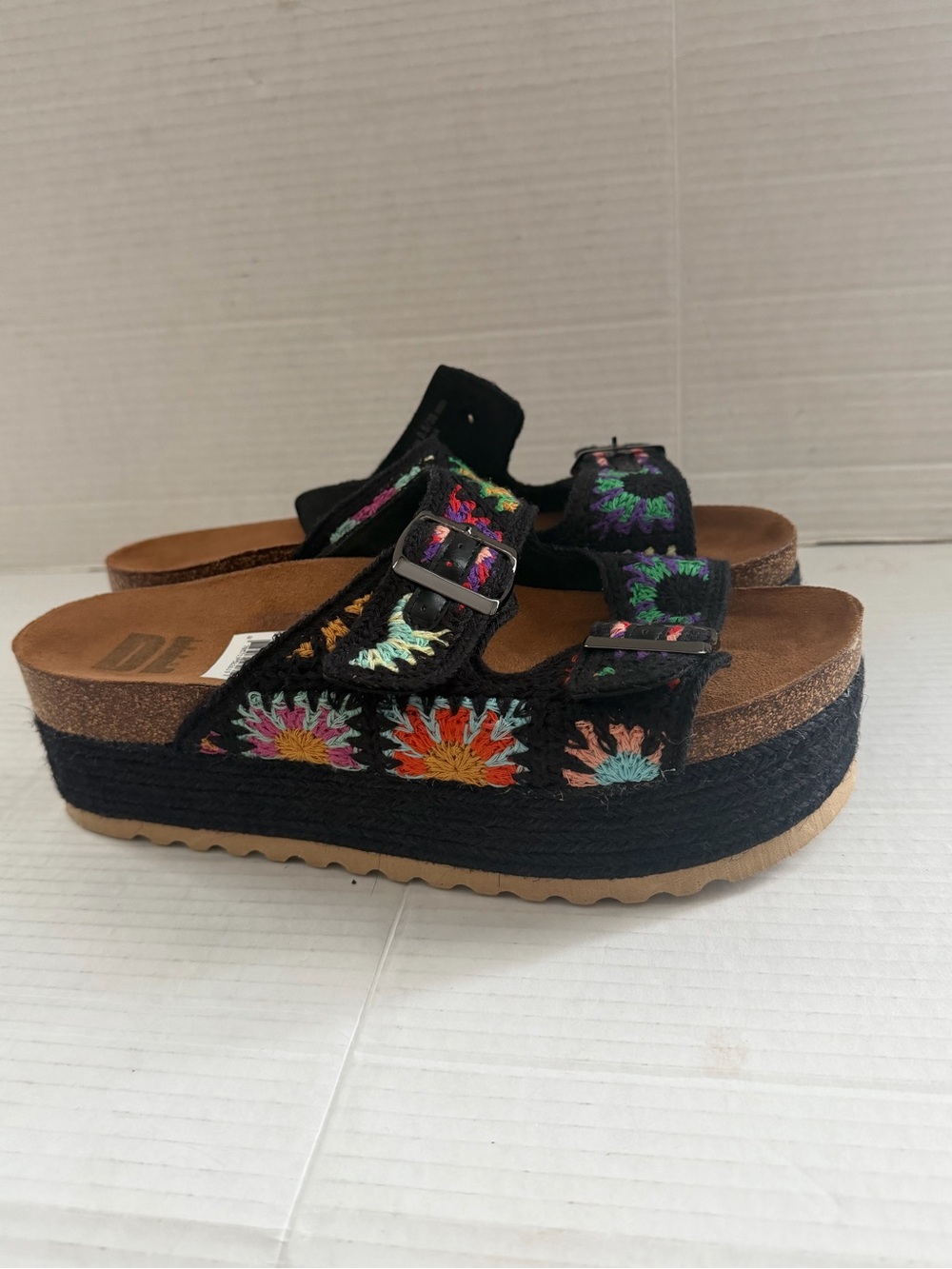 Dirty Laundry Timeless Black boho floral Crochet Sandals 8.5 BROKEN STRAP